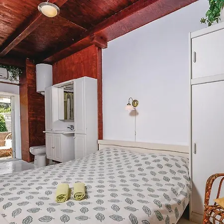 Two-Bedroom Apartment In Janjina Janjina